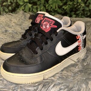 RETRO Nike Air Force 1 Low '07 LV8
Worldwide Pack Black Flash Size 5 Y GUC